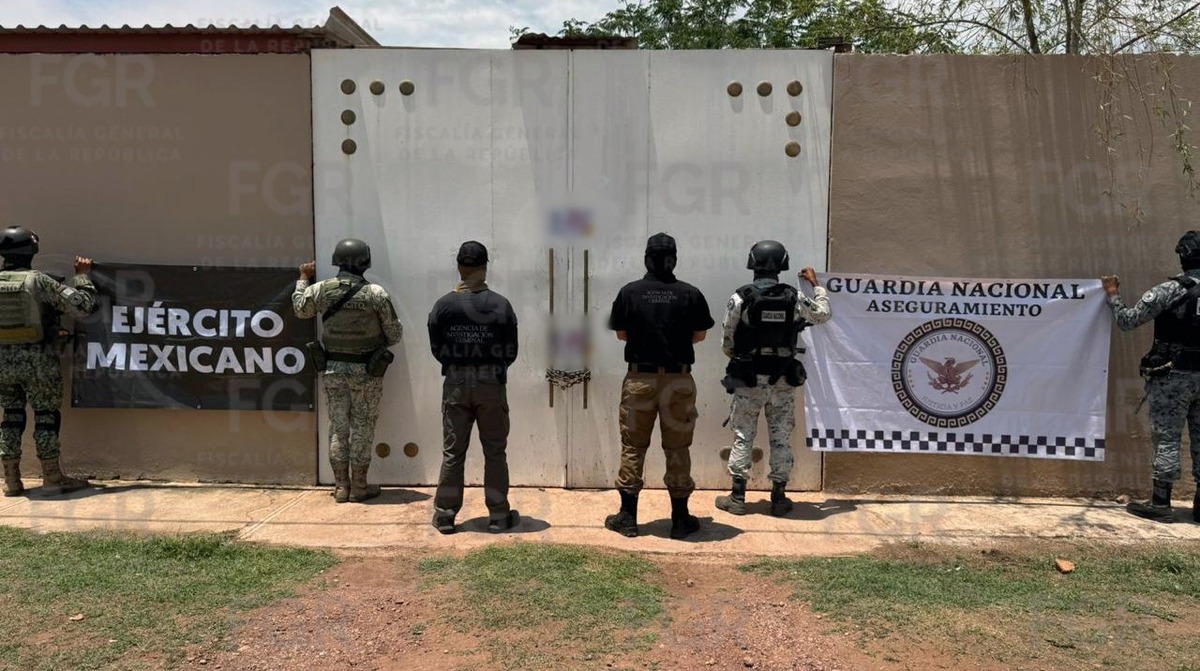 Aseguran armas y explosivos en poblado de Durango. | Cortesía FGR.