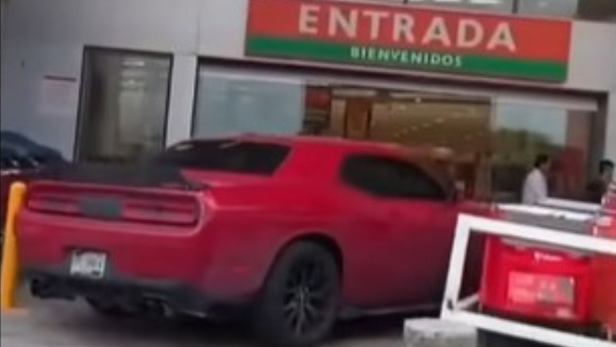 Auto se estrella contra entrada de Soriana en Centro Max León. | Redes Sociales  @ Adriana Sánchez