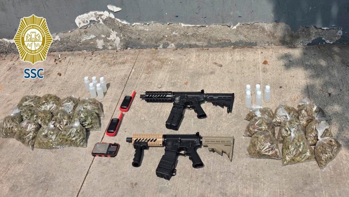 Autoridades les aseguraron armas y droga a dos menores de edad que confesaron trabajar para la Antiunión Tepito. | Foto: SSC