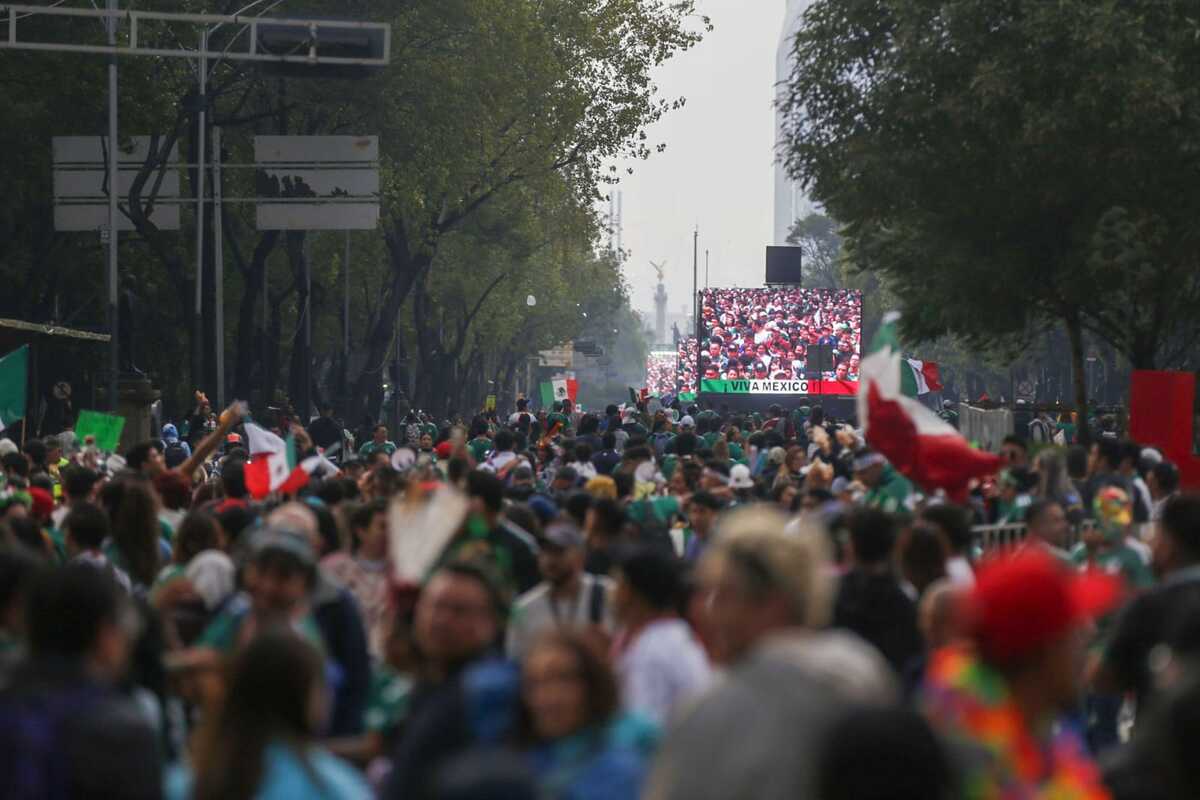 Avenida Juárez fue una de las principales calles de la CdMx en llenarse de aficionados. | Foto: Araceli López