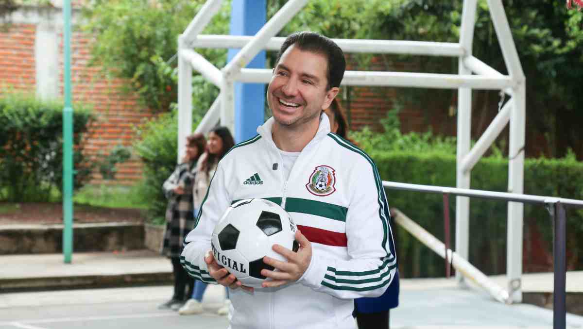El coordinador del PRI convivió con estudiantes y apoyó el mejoramiento de espacios dignos y seguros en la escuela. Foto: Especial