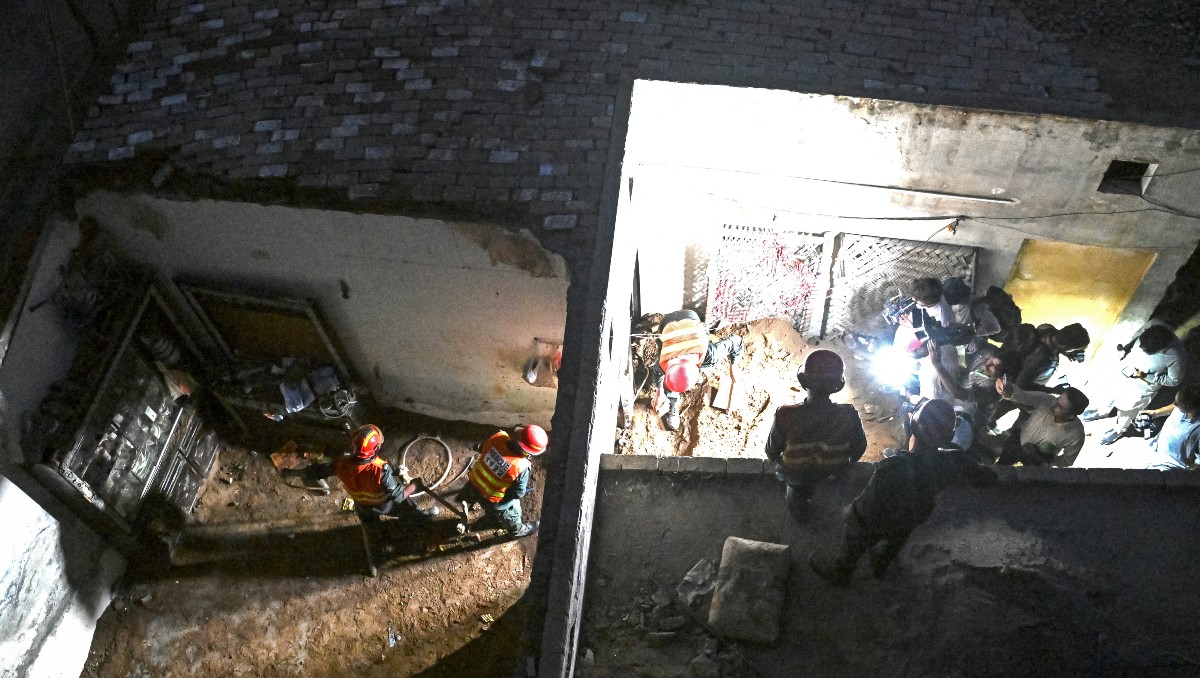 Equipos de rescate despejan una sala dañada tras el derrumbe del techo de un centro de tutoría, en las afueras de Lahore. | AFP