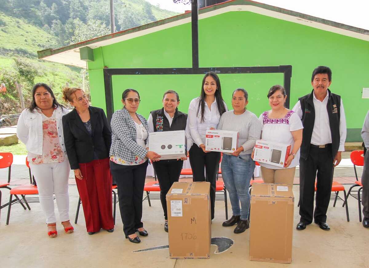 Escuelas de la Sierra Alta reciben equipamiento en Hidalgo. (Cortesía)