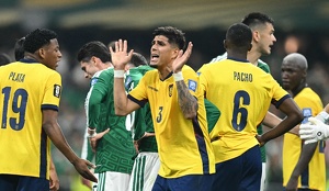 Piero Hincapié recibió la tarjeta roja directa en el partido de Ecuador ante México por taparse la boca durante una discusión.