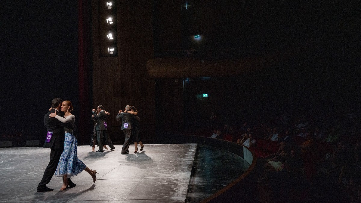 El festival reunió a decenas de parejas y bailarines de Europa y Asia. Foto: Laura Boushnak