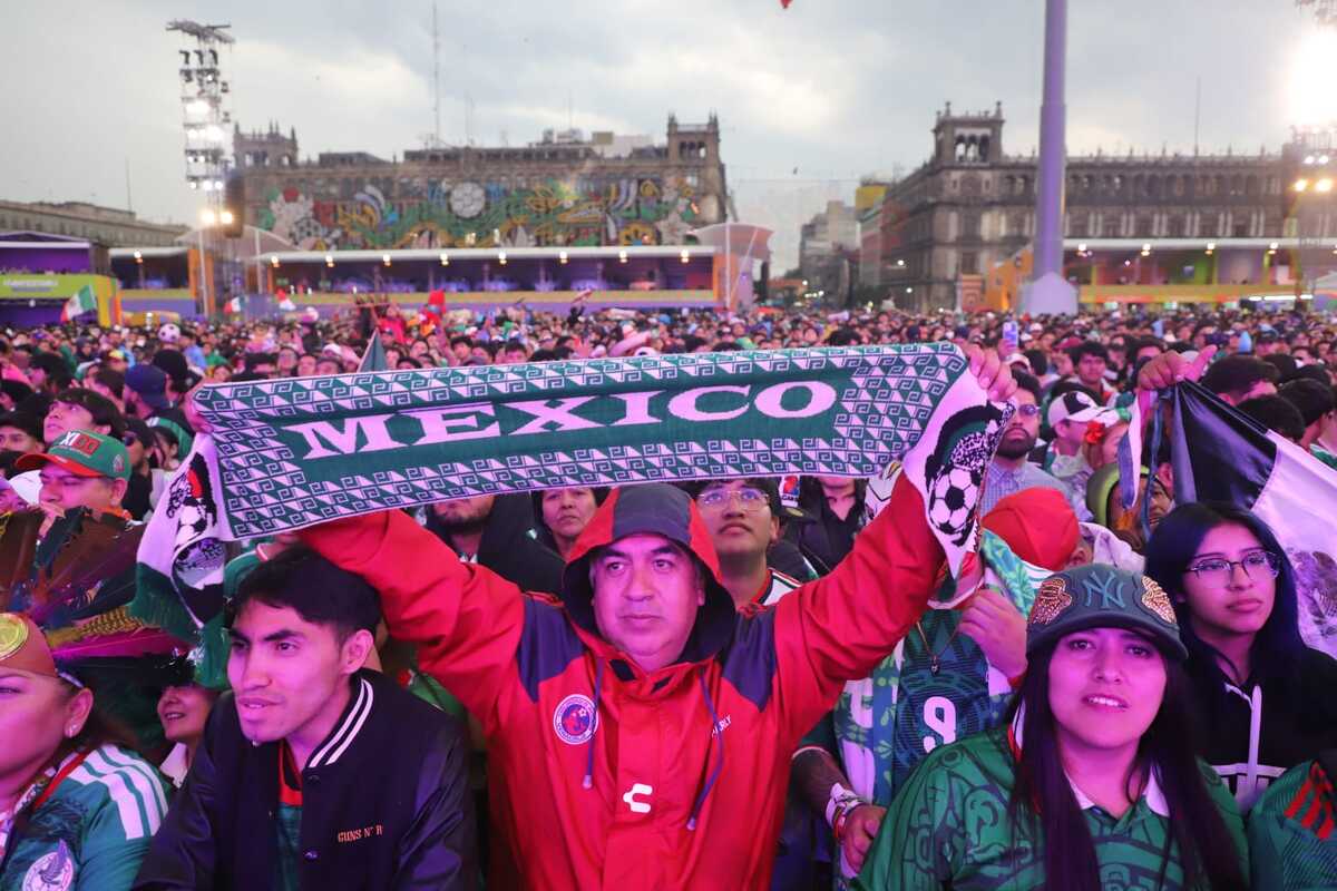Con gorras y banderas, aficionados esperan inicio del partido de la Selección Mexicana.