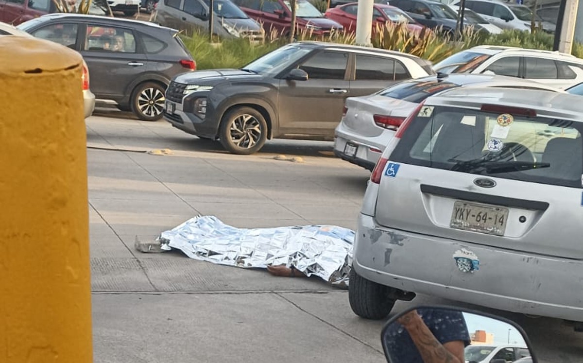 Hombre muere tras sufrir aparente infarto en una de las principales avenidas de Tampico.  | Foto: Pablo Reyes