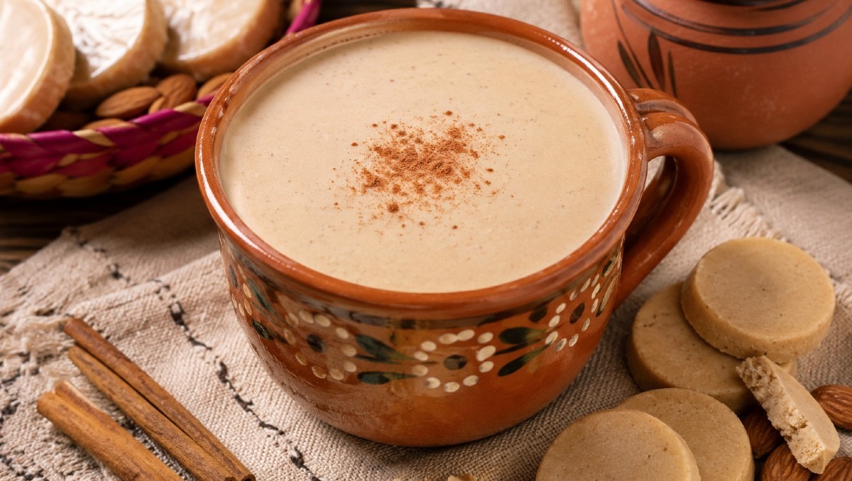 Imagen ilustrativa de atole de mazapán (IA)