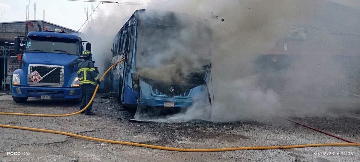 Incendio consume autobús de pasajeros en Hidalgo; fuego alcanza cableado eléctrico. (Cortesía)