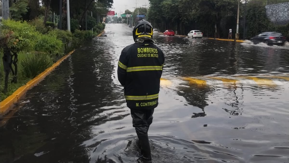 Inundación en avenida de la CdMx tras lluvias. | Bomberos CdMx