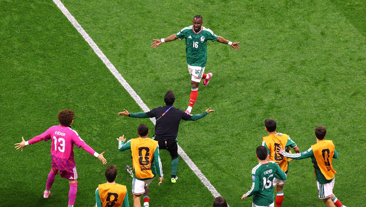 Julián Quiñones festeja su gol ante Ecuador en los Dieciseisavos de Final (Reuters)