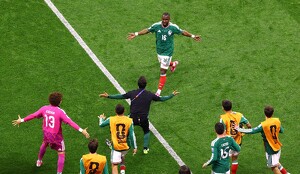 Julián Quiñones festeja su gol ante Ecuador en los Dieciseisavos de Final del Mundial 2026