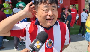 Kiromitsu Haratake aficionado japonés acudió al Fan Fest de Guadalajara con su jersey de Chicas.