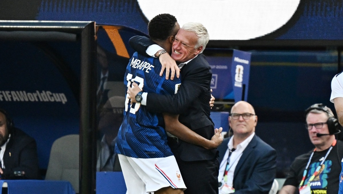 Kylian Mbappé dedicó su primer gol ante Suecia a Didier Deschamps con un emotivo abrazo. (Agencia AFP)