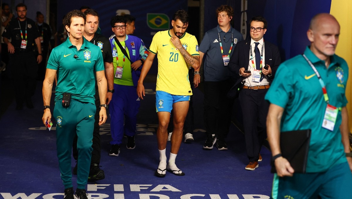 Lucas Paquetá salió con molestias musculares y será evaluado de cara a los Octavos de Final. (Reuters)