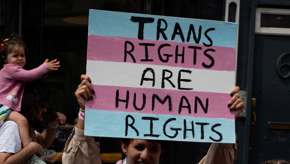 Una manifestante sostiene una pancarta a favor de los derechos de las personas trans. (Agencia Reuters)
