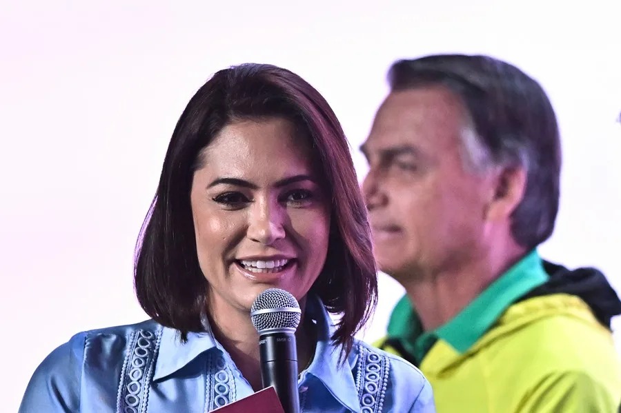 Michelle Bolsonaro renuncia a su cargo en el Partido Liberal tras un explosivo video donde acusa de maltrato a su hijastro Flávio