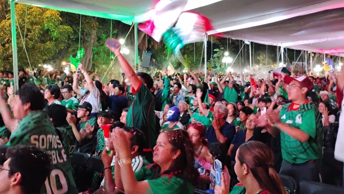 Más de 7 mil personas celebran victoria de México en Zócalo de Puebla | Jaime Zambrano
