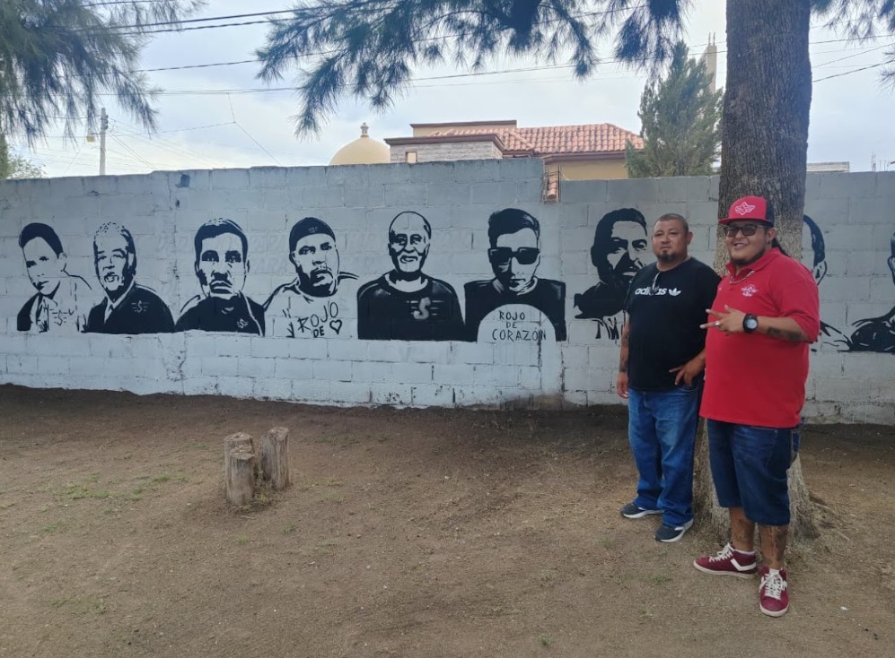 El mural comenzó a crecer. Después apareció la imagen del profesor Armando Sánchez Gámez. (Foto: especial)