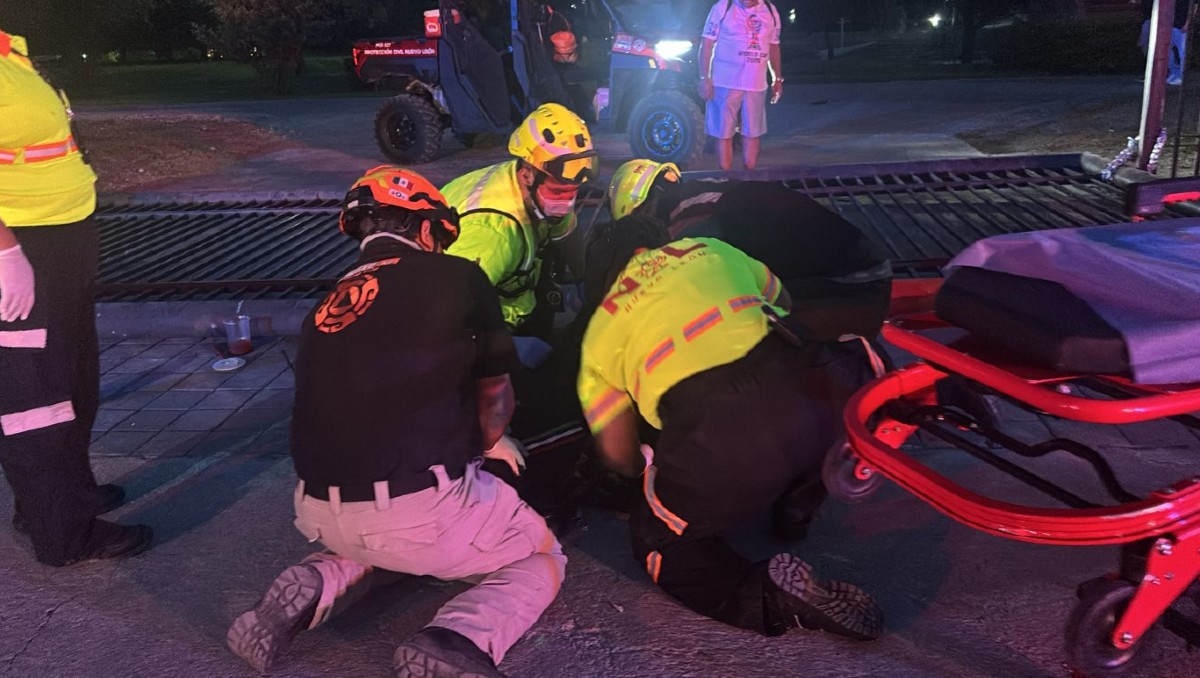Protección Civil informó de una persona lesionada tras la caída del portón. Foto: Especial