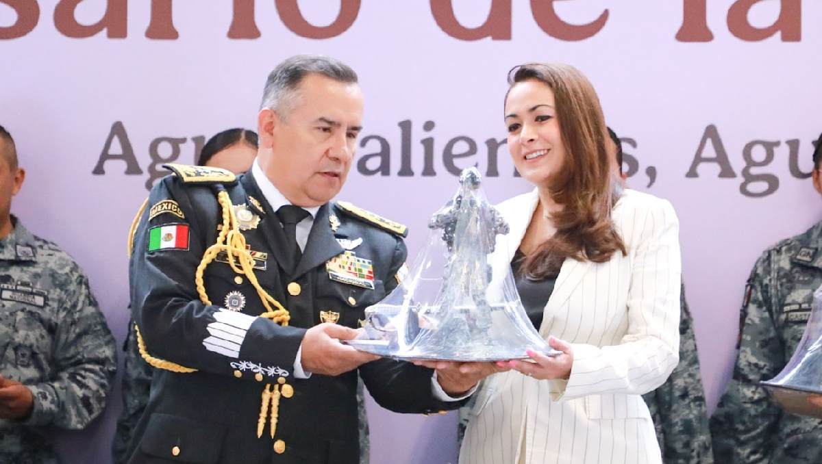 Tere Jiménez en entrega de reconocimientos a la Guardia Nacional. | Especial