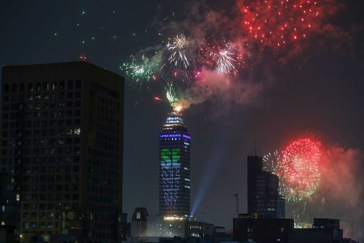 Torre Latino celebra triunfo de México frente a Ecuador