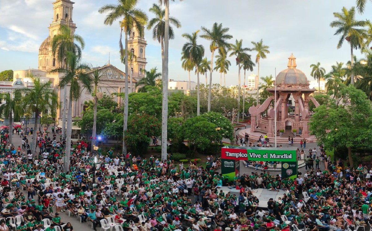 El triunfo de México desata una fiesta que paraliza el centro de Tampico. | Foto: Sergio Sánchez
