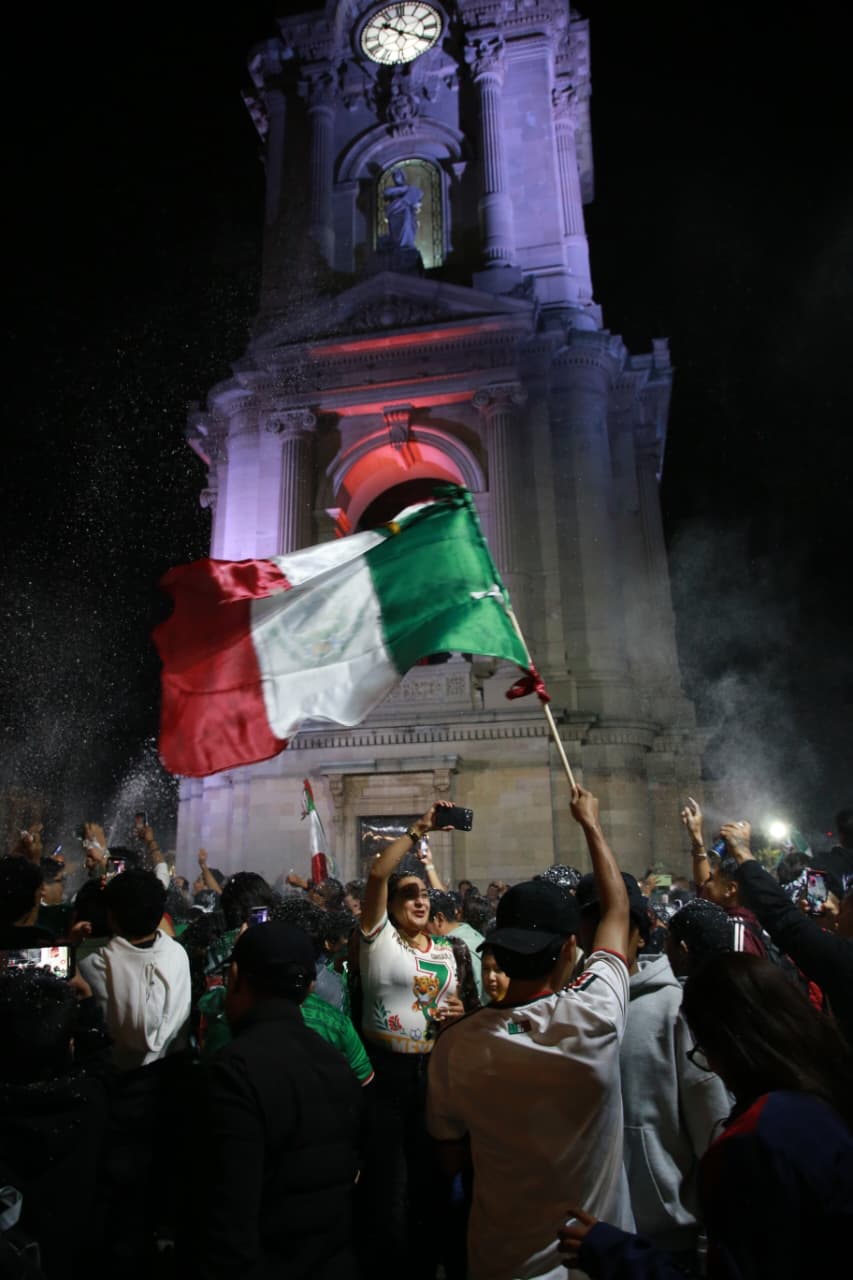 Han venido acá, al Reloj Monumental de Pachuca, a festejar el triunfo de México sobre Ecuador 2 goles a 0 en el estadio Azteca. (Jorge Sánchez)