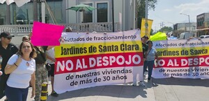 Los afectados son habitantes de la colonia Jardines de Santa Clara, quienes se manifestaron en el Palacio Municipal.