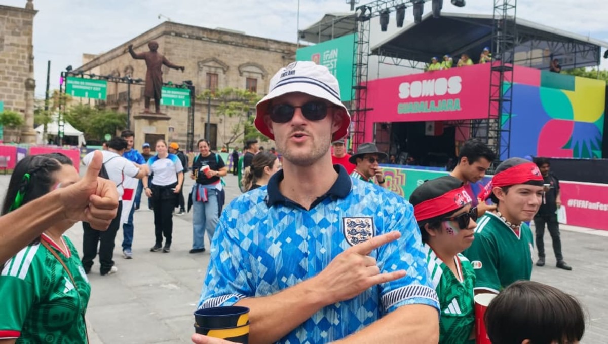 La afición inglesa pasó de la tensión a la euforia en Plaza Liberación tras confirmar el duelo frente a la Selección Mexicana. (Kevin Hernández)