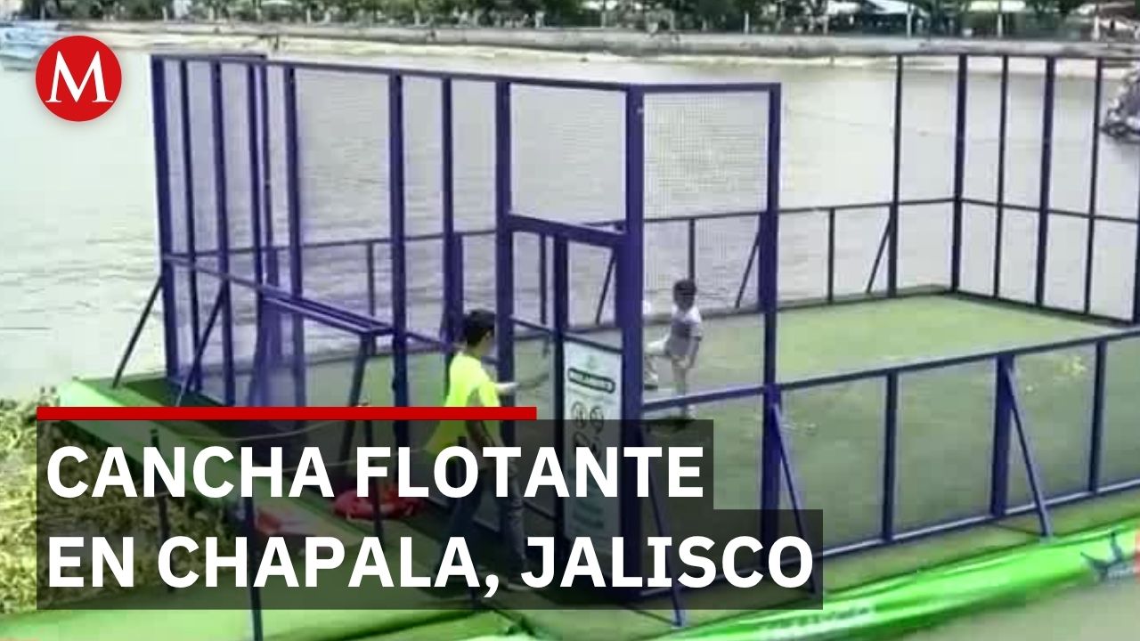 En Chapala, Jalisco instalan cancha de futbol flotante que atrae a miles de niños y familias