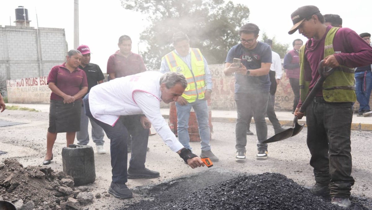Chedraui supervisa trabajos de bacheo en San Andrés Azumiatla, Puebla | Cortesía: Ayuntamiento de Puebla