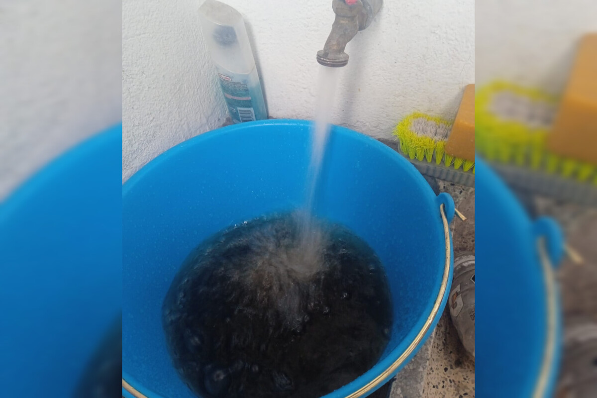 El color turbio en el agua prevalece en esta colonia. (Josefina Ruíz)