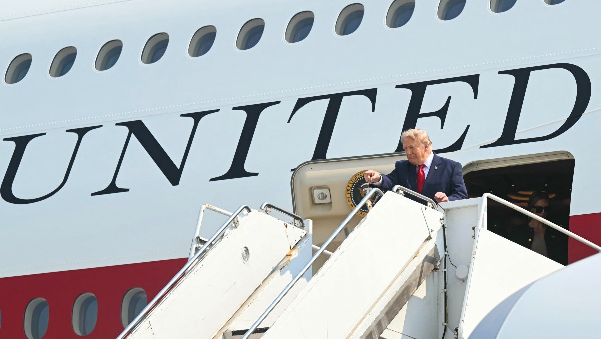 Donald Trump desembarca del Air Force One tras su primer vuelo a bordo del Boeing 747-8. | AFP