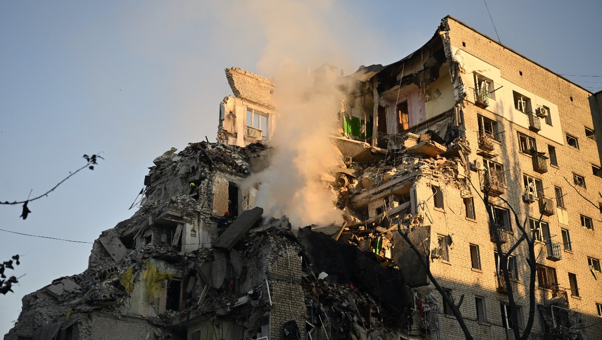 Edificio residencial dañado tras los ataques con misiles contra la capital ucraniana | Foto: AFP