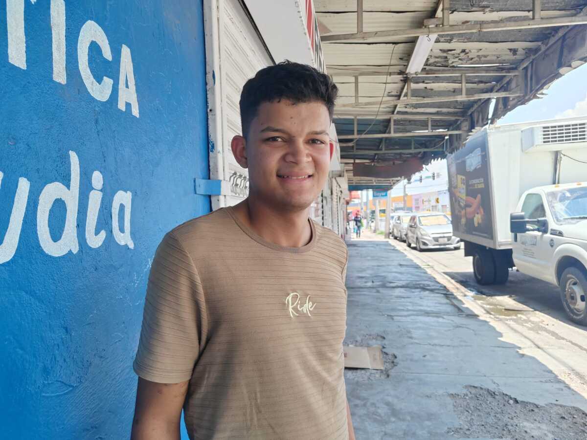 Junto a su esposa, el joven de 23 años clasifica fármacos donados por la comunidad civil en el sector de La Polvorera. | Alejandro Castañeda.