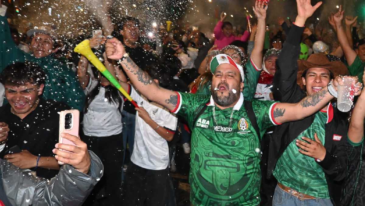 La euforia de la afición mexicana en Paseo de la Reforma tras el triunfo de la selección mexicana. | Foto: Daniel Augusto