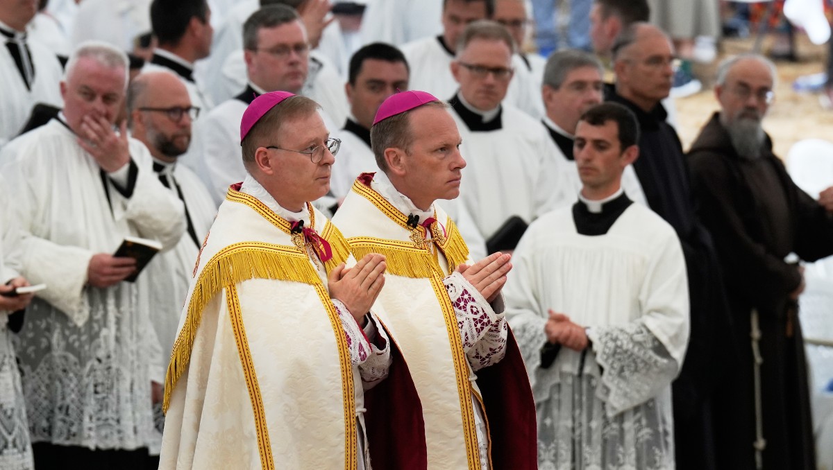El padre Pascal Schreiber y el padre Michael Goldade llegan a su consagración como obispos. | AP