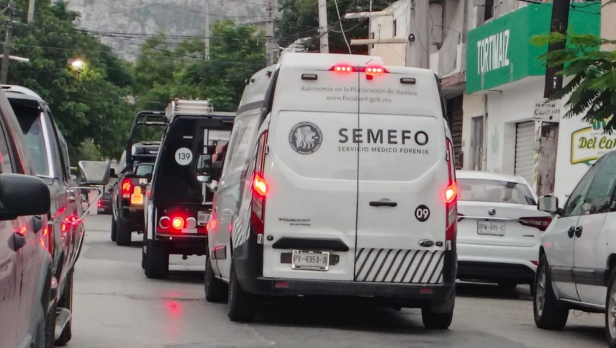 El personal investigador entrevistó a vecinos para la identificación del fallecido | Agustín Martínez
