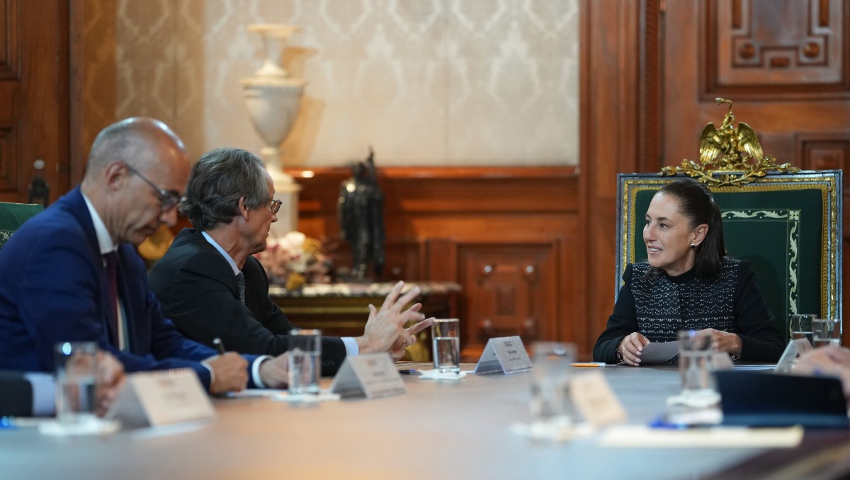 La Presidenta compartió una fotografía junto a Olivier Andriès, en Palacio Nacional. | Foto: Presidencia