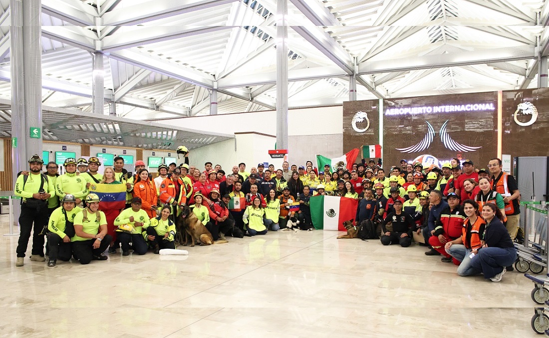 Rescatistas mexicanos expresaron su apoyo con un "¡Viva México, fuerza Venezuela!" antes de abordar el vuelo rumbo a Caracas. (Mónica Ramos)