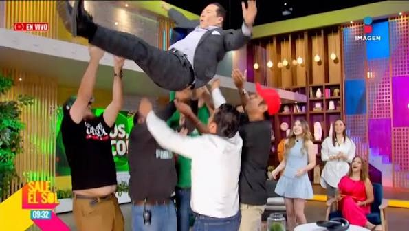 "Quiere volar": Lanzan por los aires a Gustavo Adolfo Infante | VIDEO