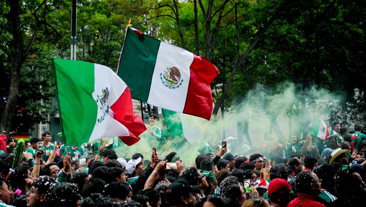 Afición mexicana celebrando durante el triunfo de México sobre Ecuador (Imago7)