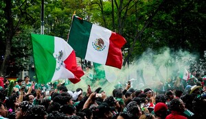 Afición mexicana celebrando durante el triunfo de México sobre Ecuador en Dieciseisavos de Final del Mundial.