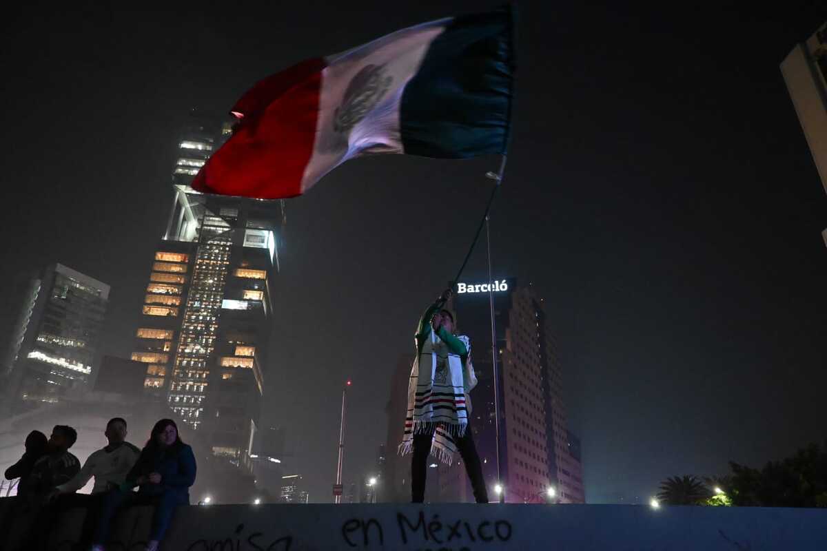 Aficionado hondea bandera en festejos por triunfo de la Selección Mexicana. | Foto: Daniel Augusto