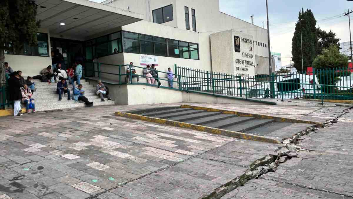 El alcalde informó que expertos de la UNAM realizarán un estudio del subsuelo tras la aparición de la grieta en Toluca. | Foto: Monserrat Mata