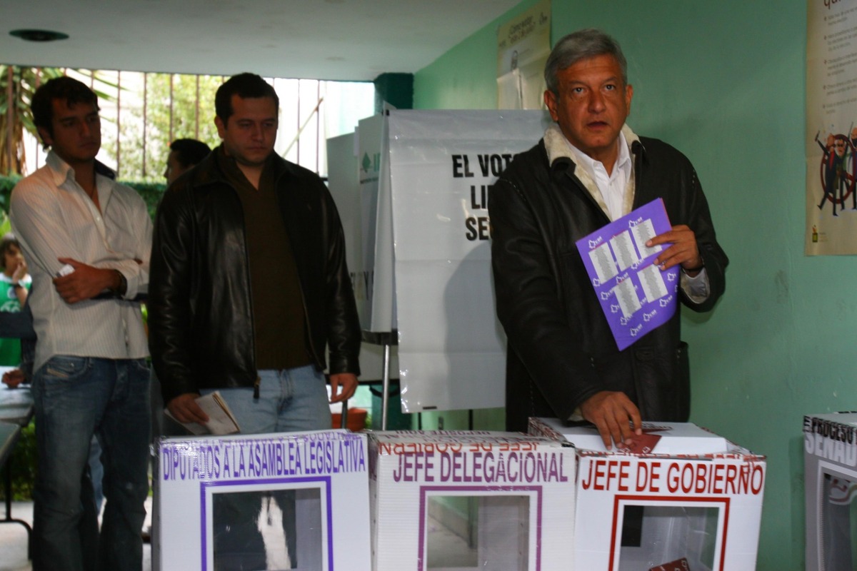 AMLO acudió a las urnas para votar el día de su primera elección presidencial. | Foto: Monica González