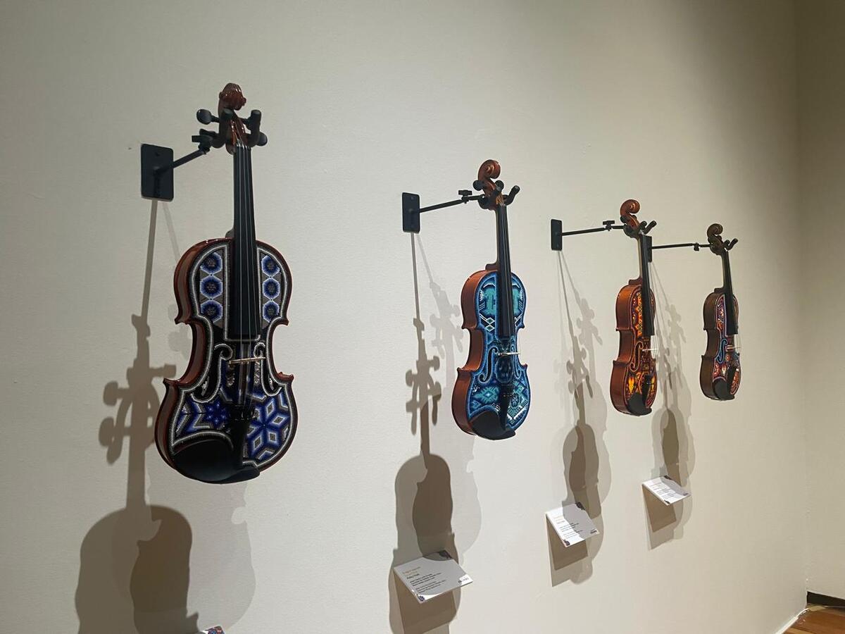 Se aprecian instrumentos intervenidos con chaquira. (Foto: Leticia Sánchez)