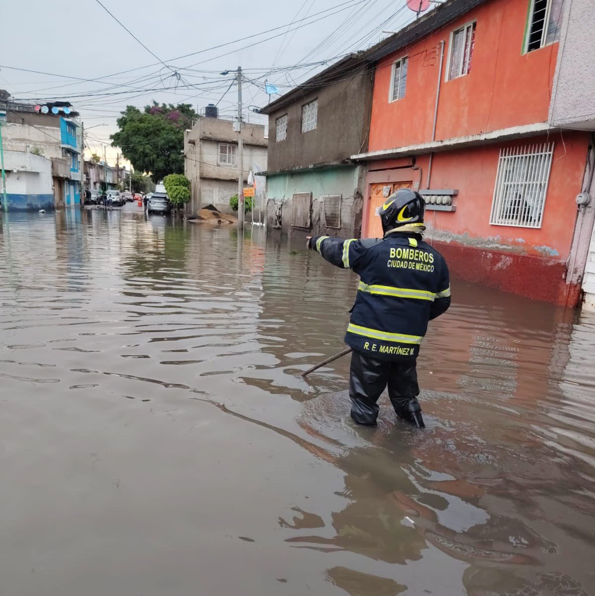 Atención de emergencia por inundación en barrio capitalino. | Foto: Bomberos CdMx vía X