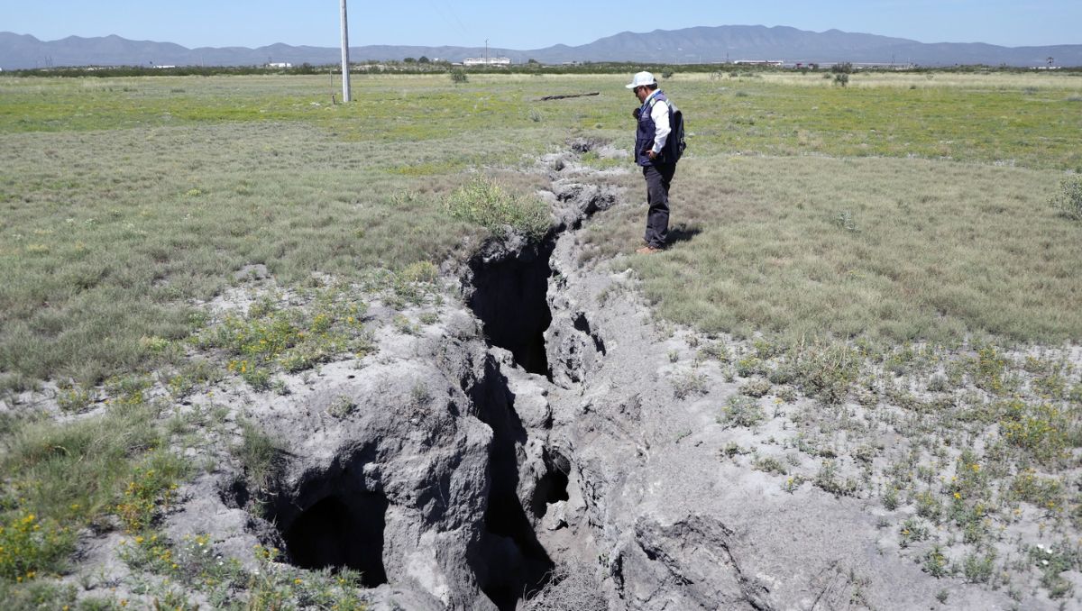 Atribuyen que la fisura de la tierra se debe a la sobreexplotación de pozos de agua. Luis Guerra